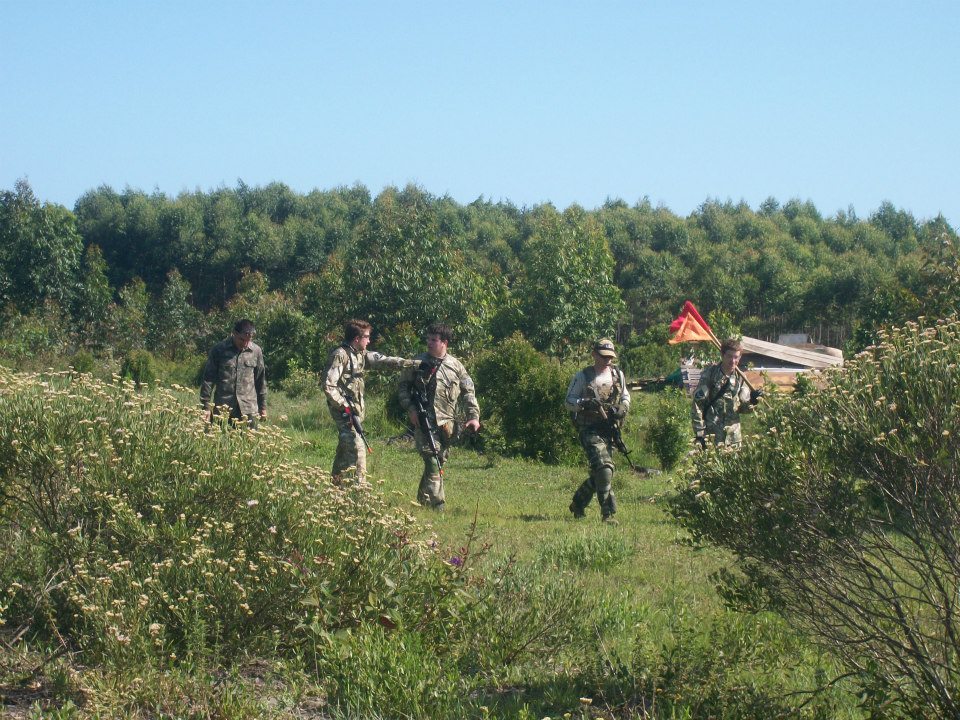 Fim de jogo, times retornando do confronto.