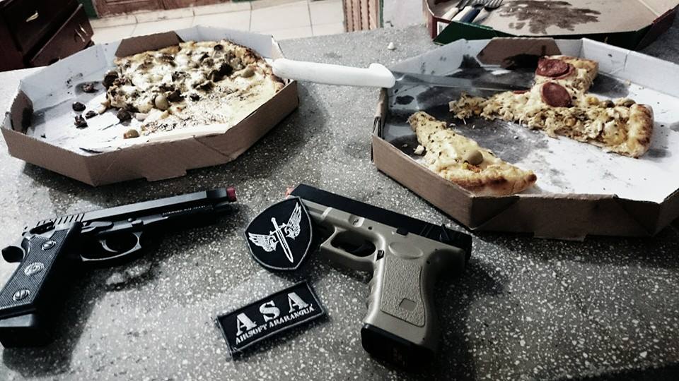 Taurus PT99, Glock G18C e pizza.